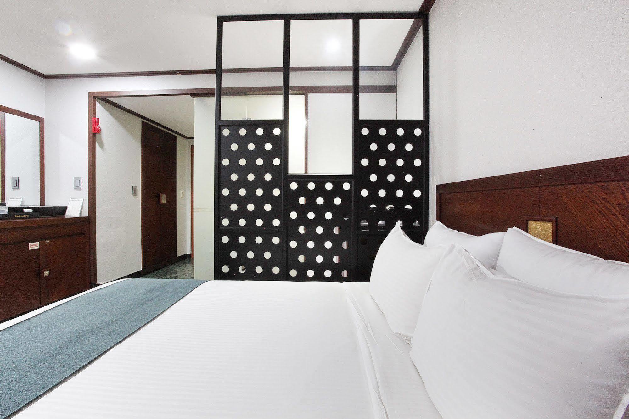 ג'גו Noblesse Hotel מראה חיצוני תמונה